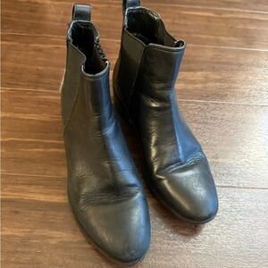 Steve Madden Black Leather Ankle Booties in size 7.5